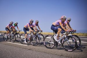 Lee más sobre el artículo UAE Team L’IMAD: «No creo que otros equipos conozcan nuestra estrategia» al iniciar el Tour de France Femmes